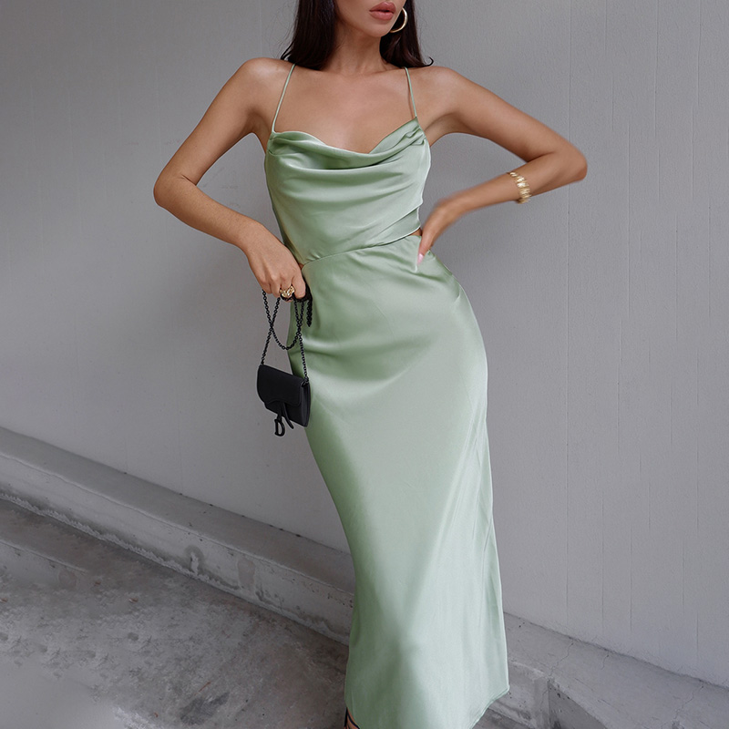 Lily – salbeigrünes maxikleid aus satin mit kuhhalsriemen