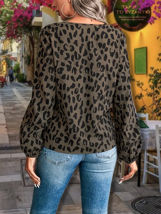 Mia – bluse mit leopardenmuster und v-ausschnitt