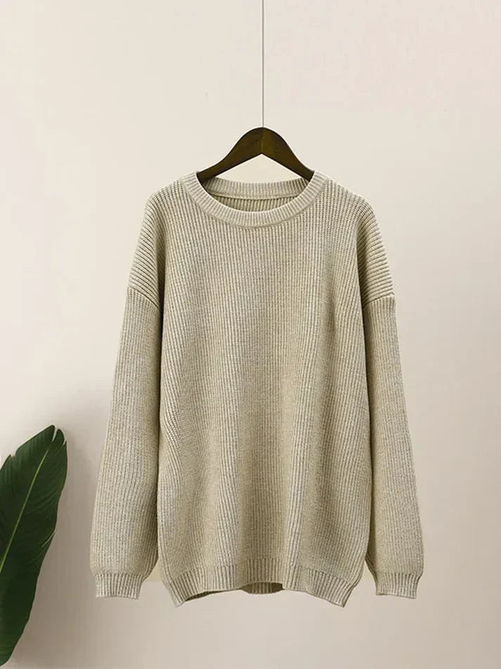 Warmer winterpullover: modischer rundhalsausschnitt im minimalistischen design