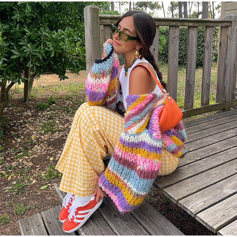 Emily – karierter cardigan mit regenbogenstreifen