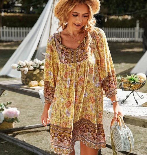 Sophia – kurzärmliges boho-kleid mit v-ausschnitt und blumendruck