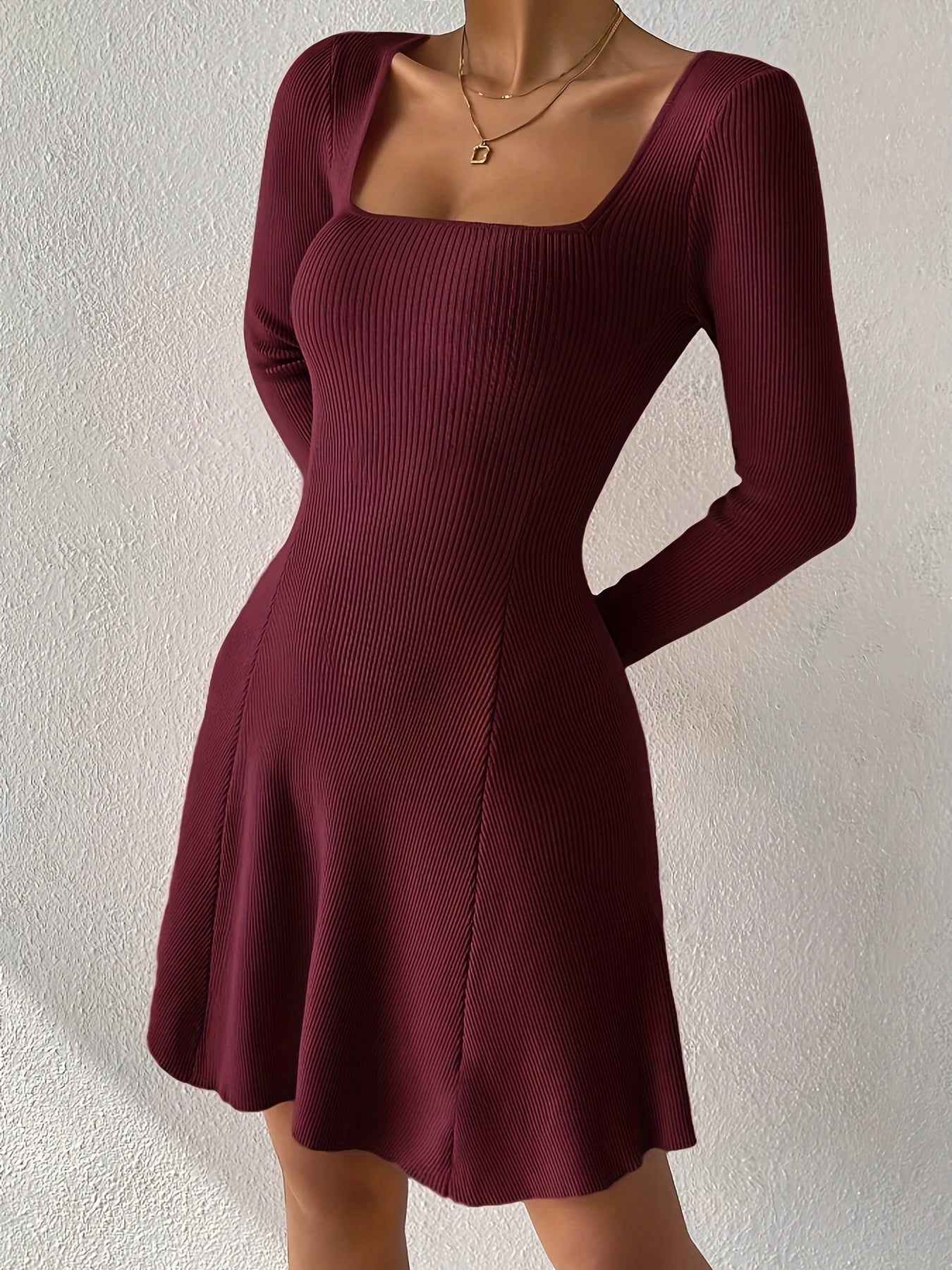 Nova - Kleid mit quadratischem Ausschnitt und ausgestelltem Rock