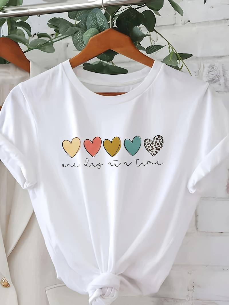 Chloe – t-shirt mit herz-buchstaben-print und rundhalsausschnitt