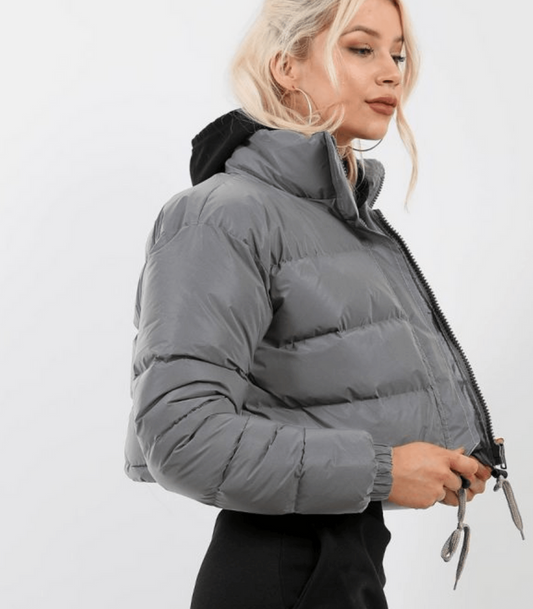 Kurze pufferjacke mit kordelzug - tragen